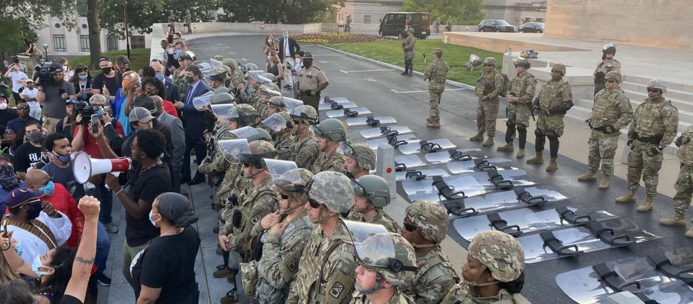 Μήνυμα Μπάιντεν με 30.000 πάνοπλους στρατιώτες να τον φρουρούν: «Να ξεπεράσουμε την περίοδο του σκότους στις ΗΠΑ»!